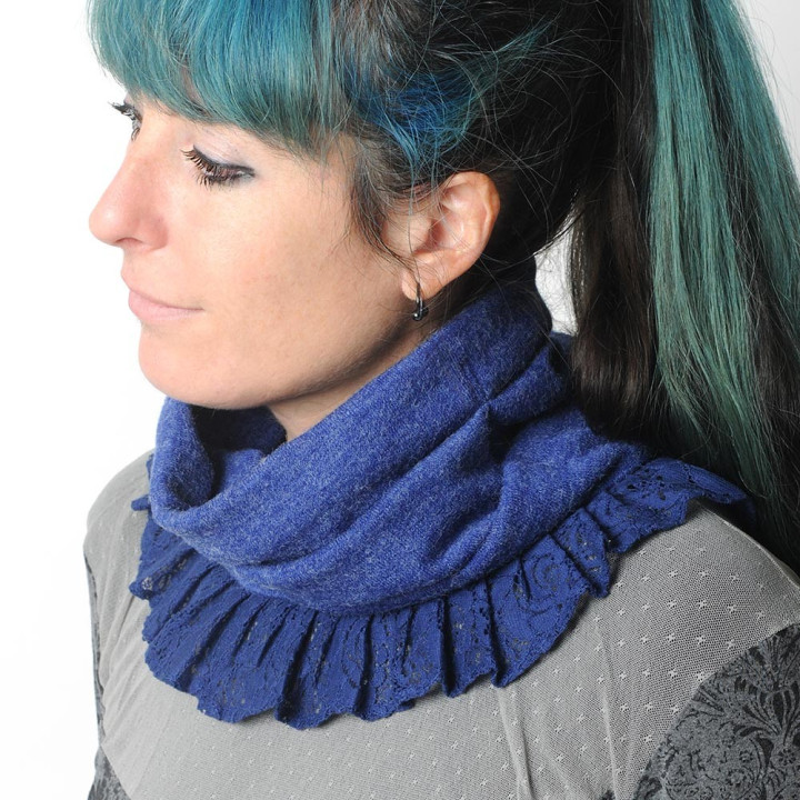 Tour de cou maille bleu roi, volants de dentelle