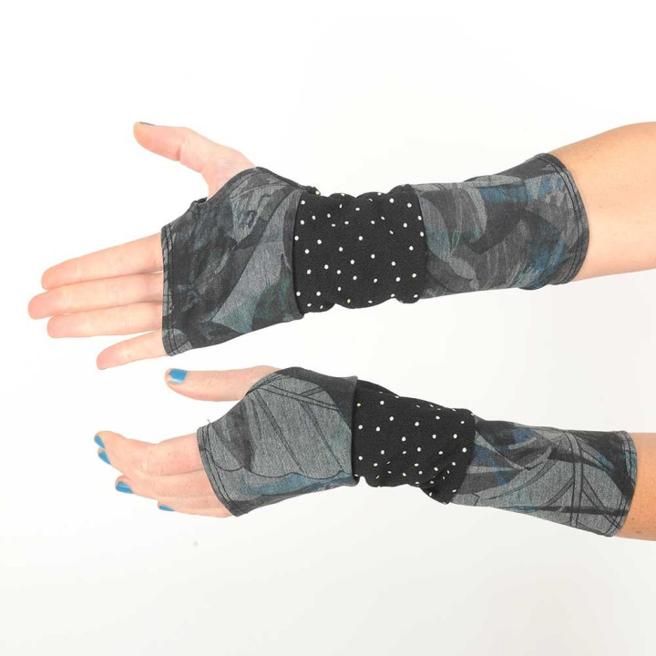 Mitaines longues en patchwork de jersey gris imprimé abstrait et pois