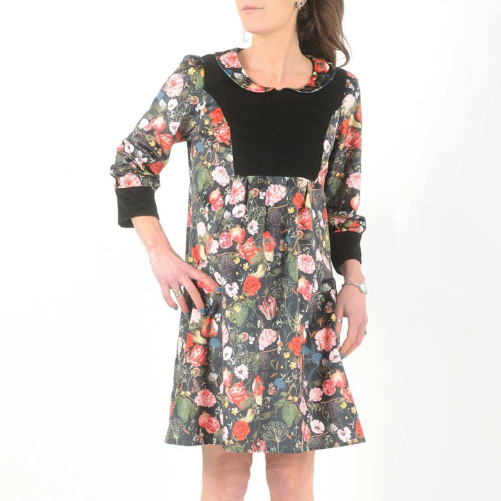 Robe trapèze à poches velours noir et fleurs colorées, manches mi-longues