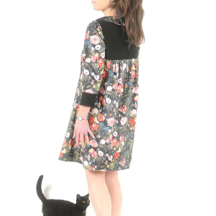 Robe trapèze à poches velours noir et fleurs colorées, manches mi-longues