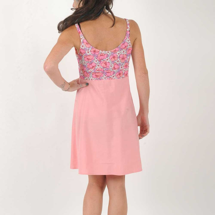 Robe courte rose à bretelles, détails fleuris