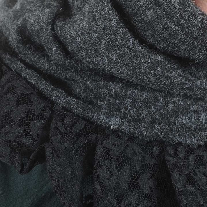 Tour de cou maille gris foncé, volants de dentelle