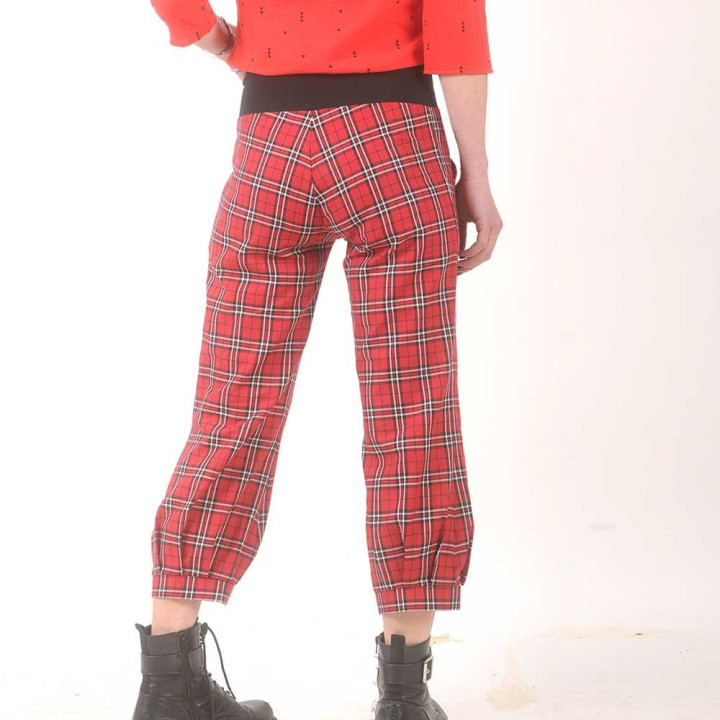 Womens red plaid cotton short pants, stretchy jersey belt