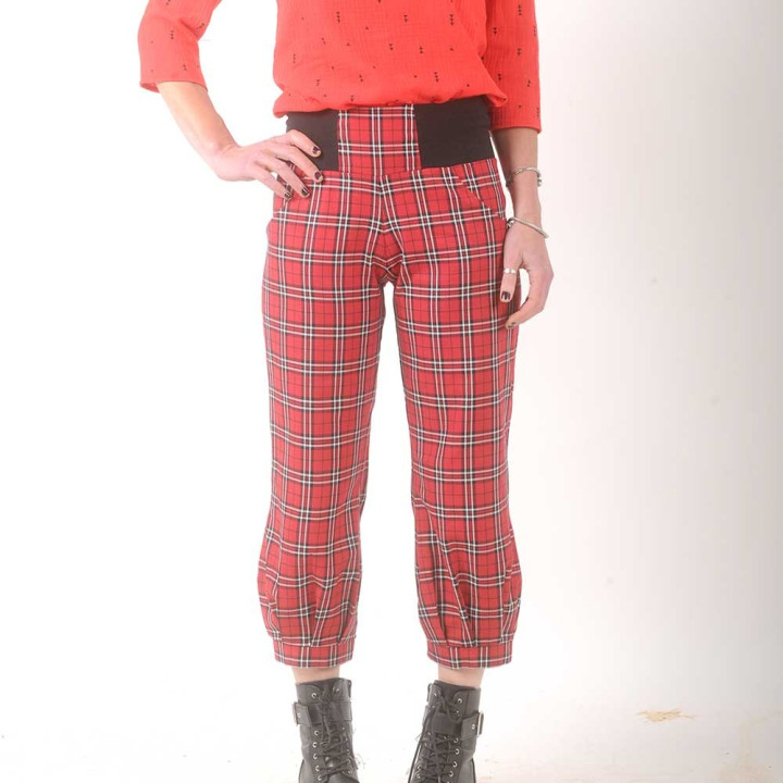 Womens red plaid cotton short pants, stretchy jersey belt