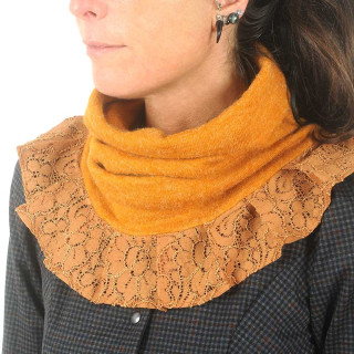 Tour de cou maille jaune moutarde, volants de dentelle
