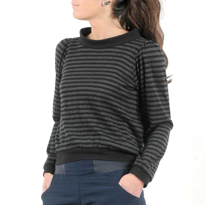 Pull court maille laine rayée grise et noire