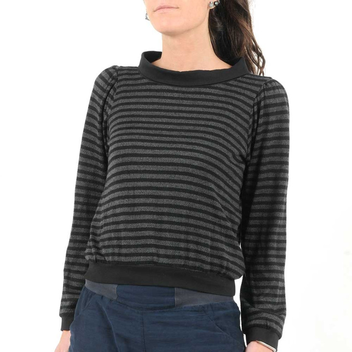 Pull court maille laine rayée grise et noire