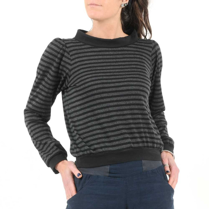 Pull court maille laine rayée grise et noire