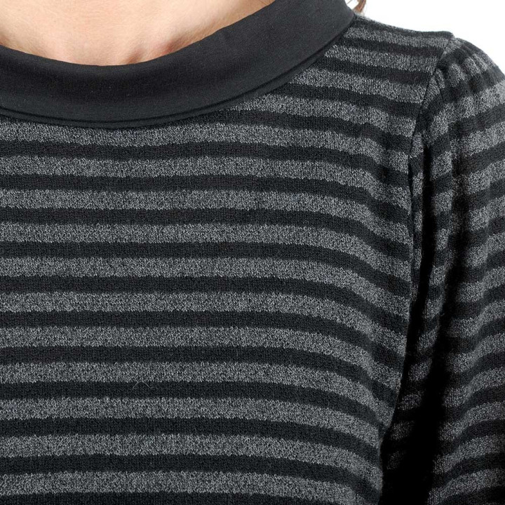 Pull court maille laine rayée grise et noire