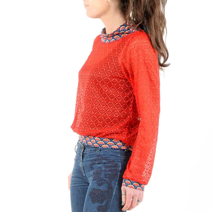 Pull court dentelle rouge vif et imprimé fleuri, col bateau