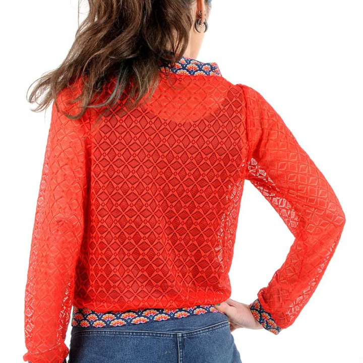 Pull court dentelle rouge vif et imprimé fleuri, col bateau