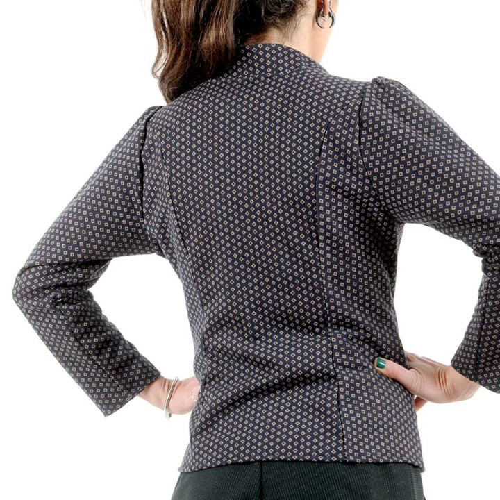 Veste femme ajustée, maille bleu foncé motifs beiges, col officier