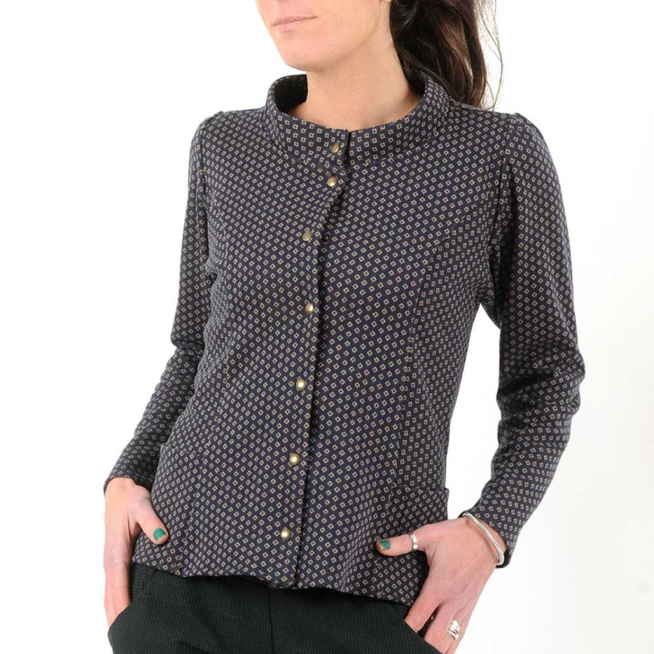 Veste femme ajustée, maille bleu foncé motifs beiges, col officier