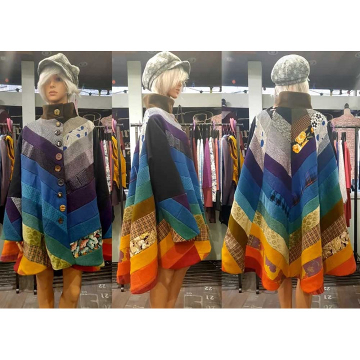 Cape multicolore à manches et capuche, patchwork de lainages