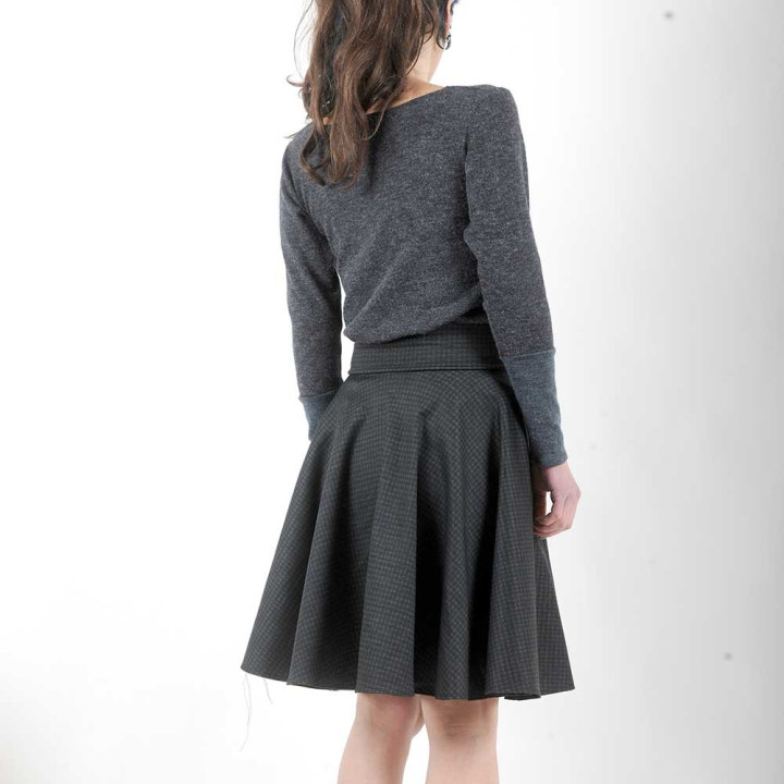 Flared dark jersey skirt with small houndstooth print