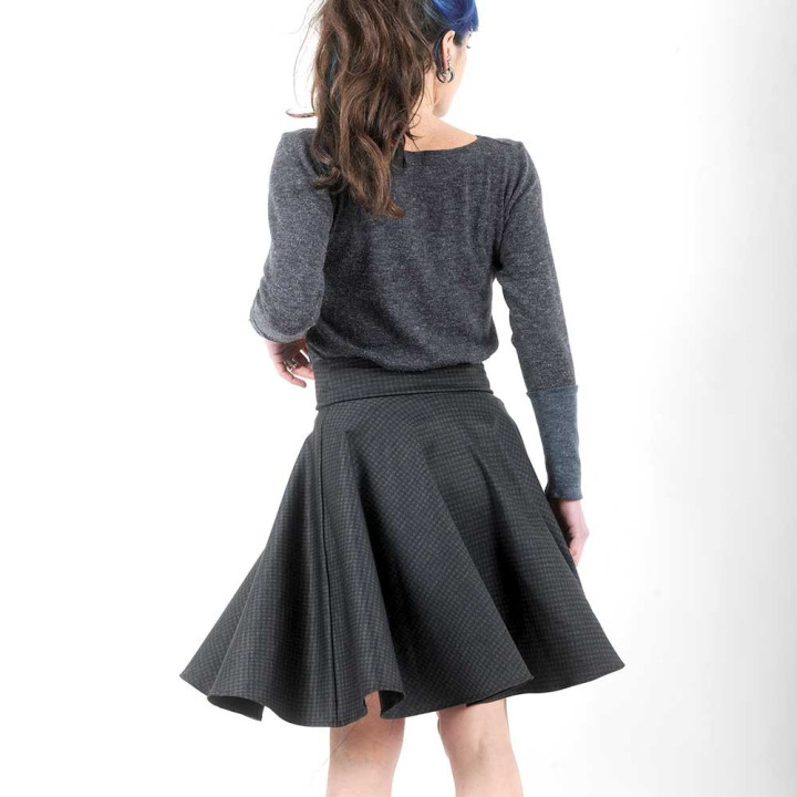 Flared dark jersey skirt with small houndstooth print