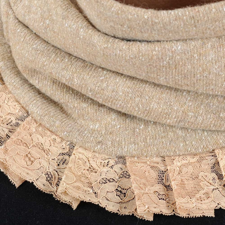 Tour de cou maille laine beige, volants de dentelle