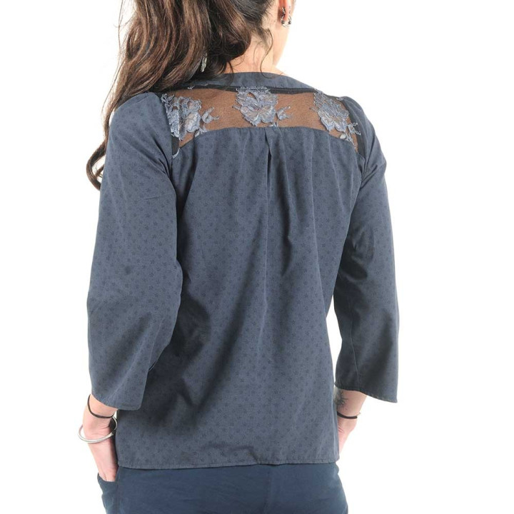 Chemisier coton bleu foncé et dentelle fleuri
