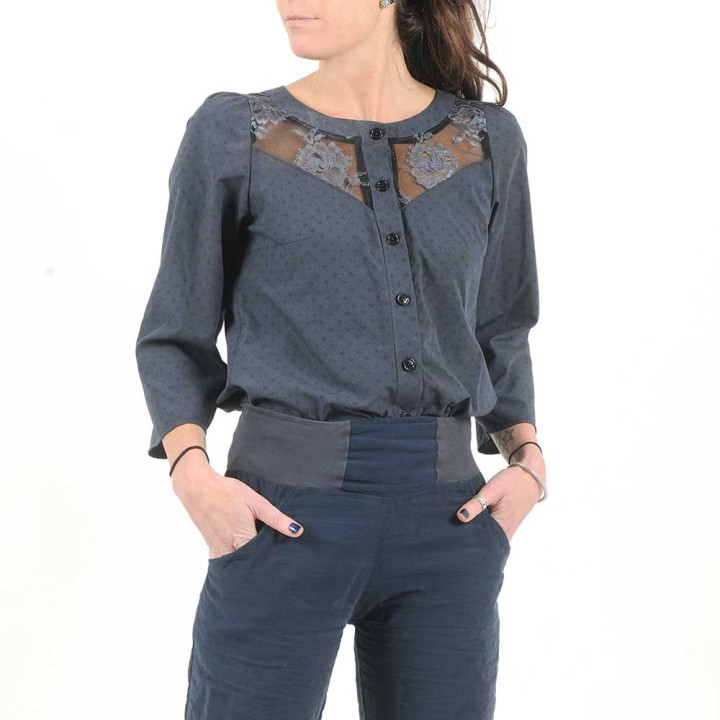 Chemisier coton bleu foncé et dentelle fleuri