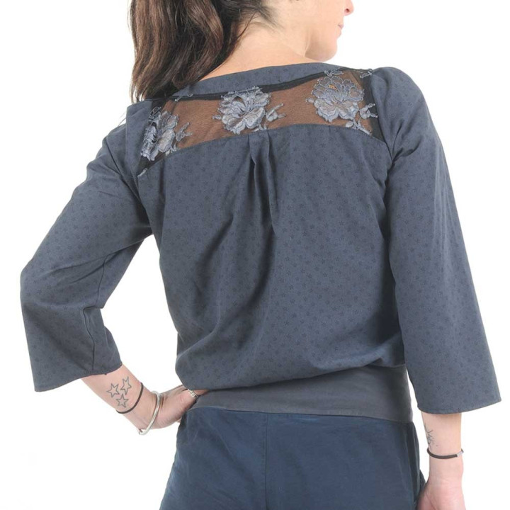 Chemisier coton bleu foncé et dentelle fleuri