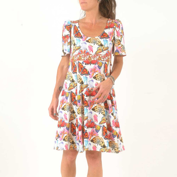 Robe courte jersey papillons colorés, manches courtes