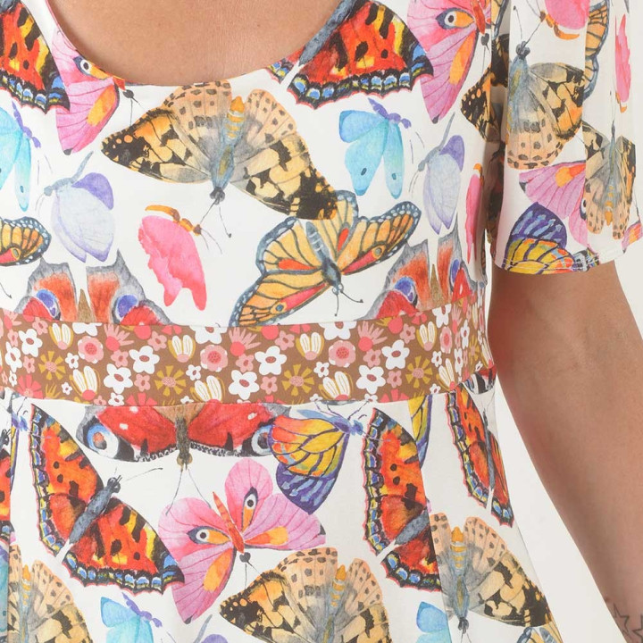 Robe courte jersey papillons colorés, manches courtes