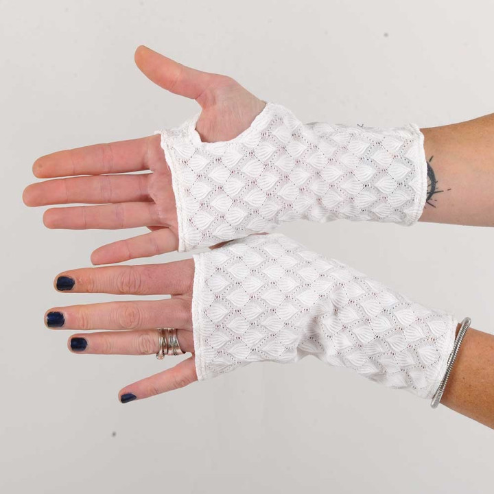 Short perforated white jersey armwarmers