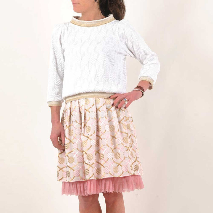 Textured white jersey sweater with boat cowl, golden details