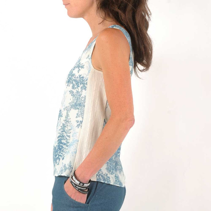 Top débardeur femme sans manches imprimé arbres bleu écru, style toile de jouy