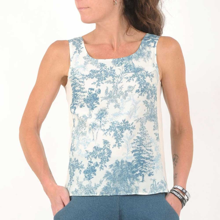 Top débardeur femme sans manches imprimé arbres bleu écru, style toile de jouy