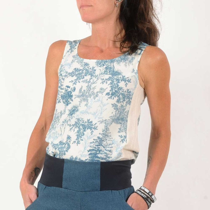 Top débardeur femme sans manches imprimé arbres bleu écru, style toile de jouy