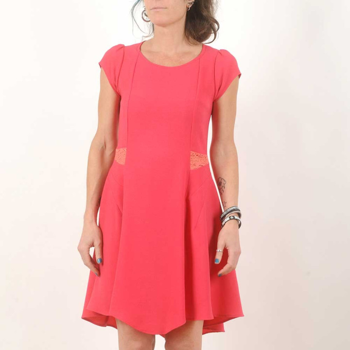 Robe crêpe rose fuchsia manches courtes, dos dentelle