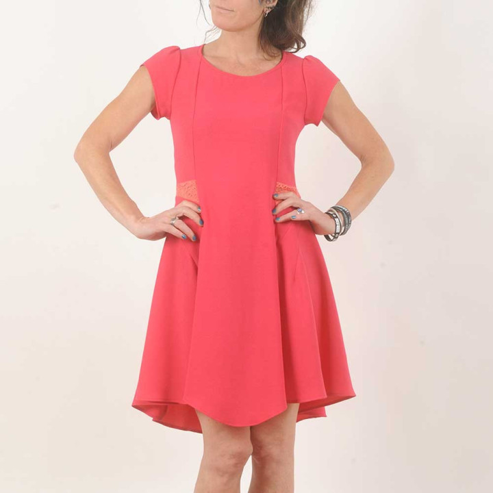 Robe crêpe rose fuchsia manches courtes, dos dentelle
