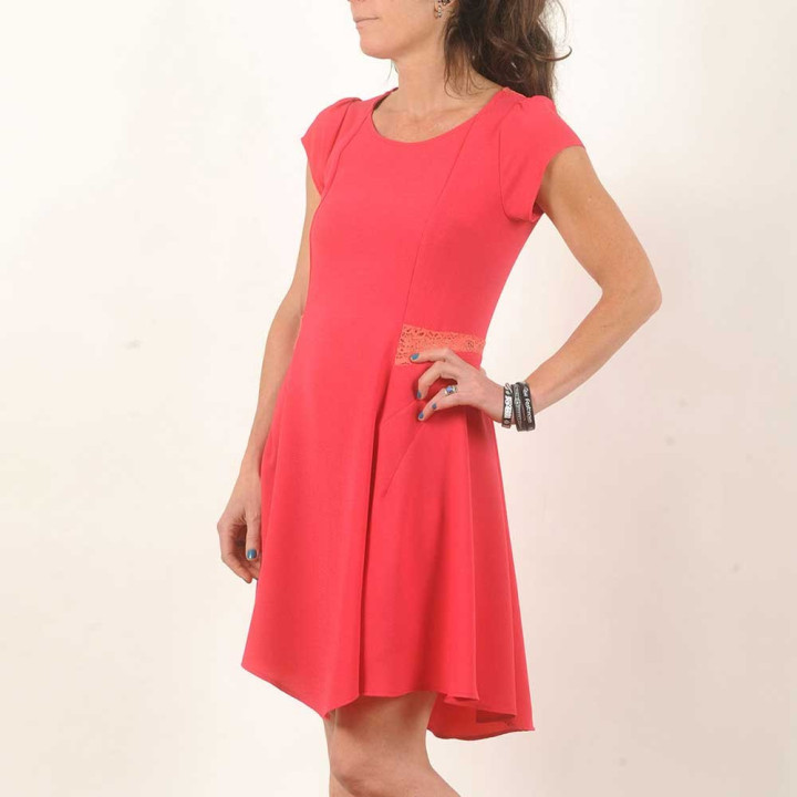 Robe crêpe rose fuchsia manches courtes, dos dentelle