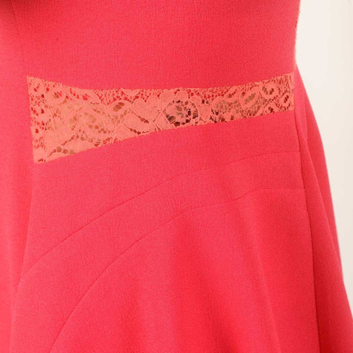 Robe crêpe rose fuchsia manches courtes, dos dentelle