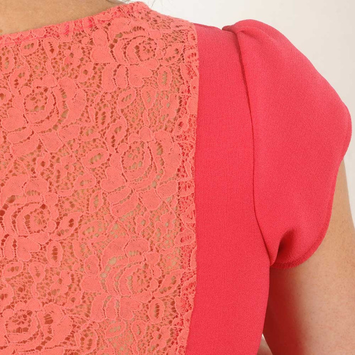Robe crêpe rose fuchsia manches courtes, dos dentelle