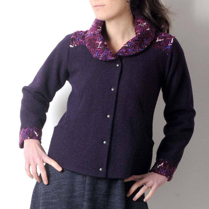 Manteau court violet en laine, détails chevrons