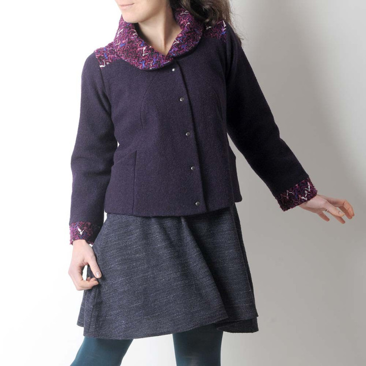 Manteau court violet en laine, détails chevrons