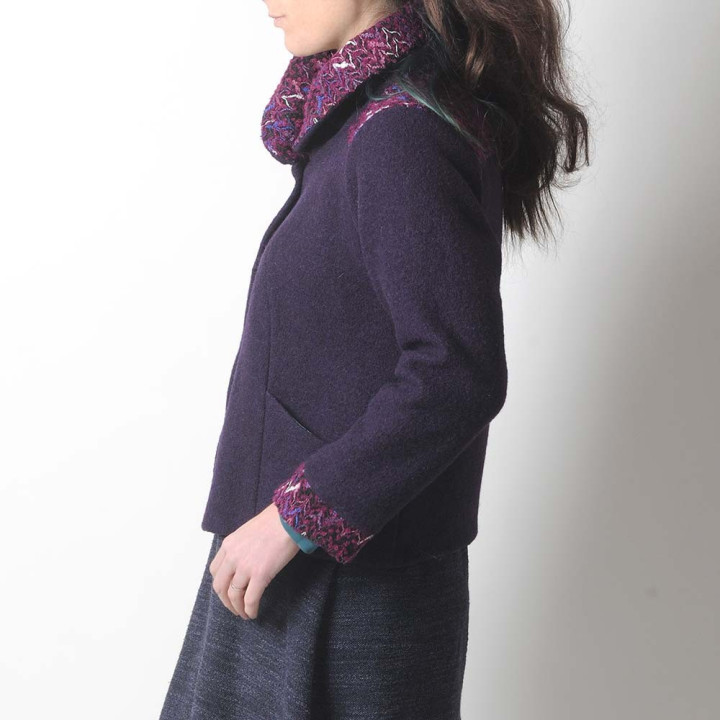 Manteau court violet en laine, détails chevrons