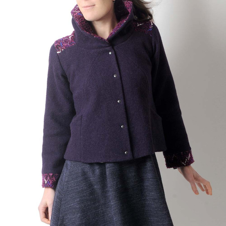 Manteau court violet en laine, détails chevrons