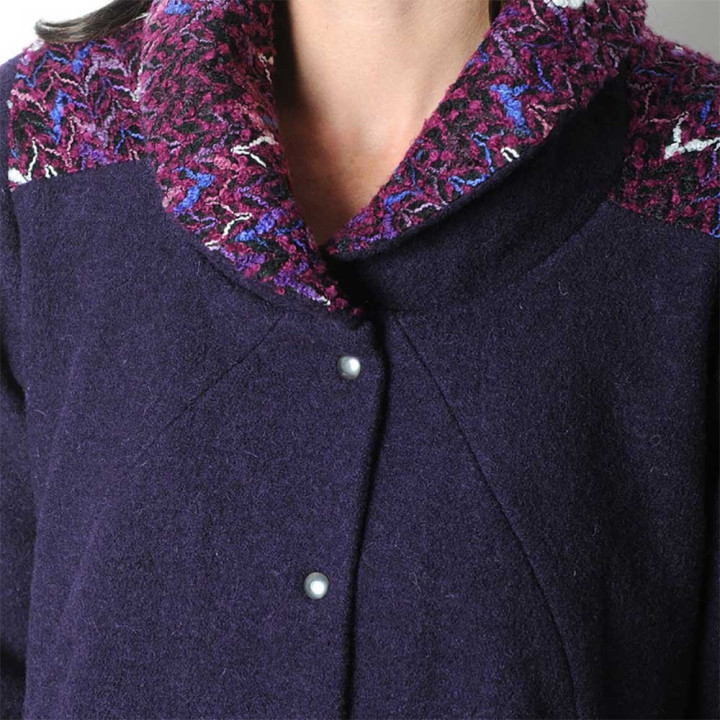 Manteau court violet en laine, détails chevrons