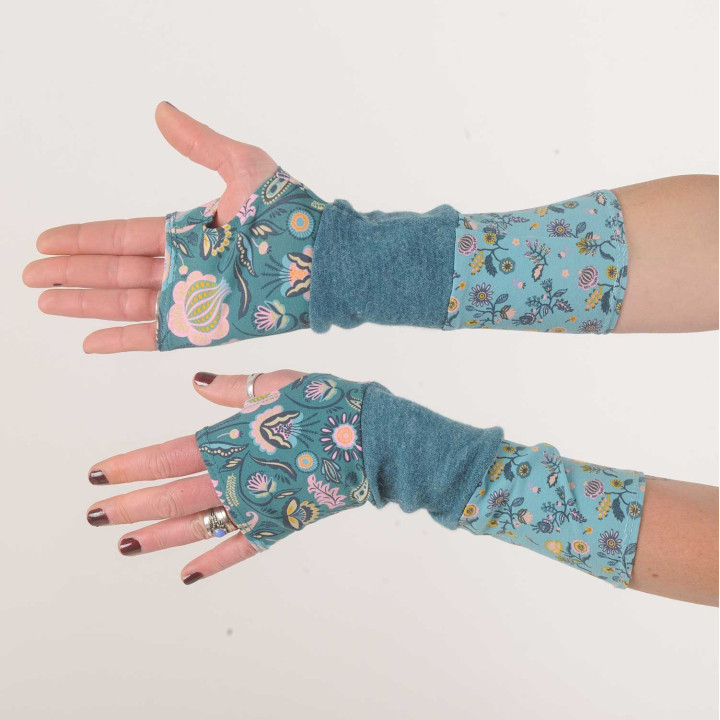 Mitaines longues bleu canard en patchwork maille et jersey fleuri