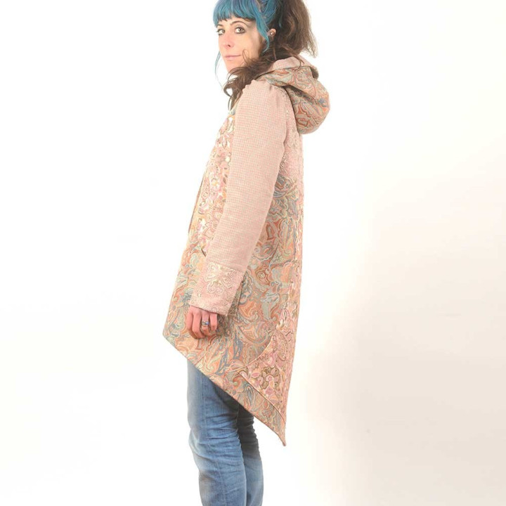 Manteau femme à capuche, patchwork de tissus vieux rose, dos pointu