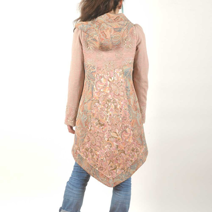 Manteau femme à capuche, patchwork de tissus vieux rose, dos pointu