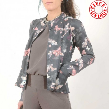 Veste femme ajustée faux daim stretch motif papillons, col officier