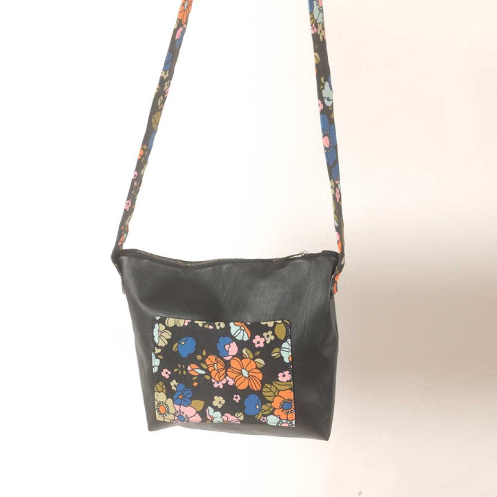 Sac bandoulière cuir noir et tissu rétro fleuri