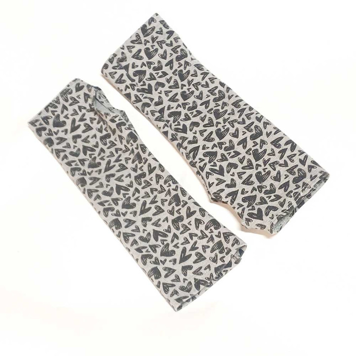Mitaines longues gris clair motif coeurs dessinés, Made in France
