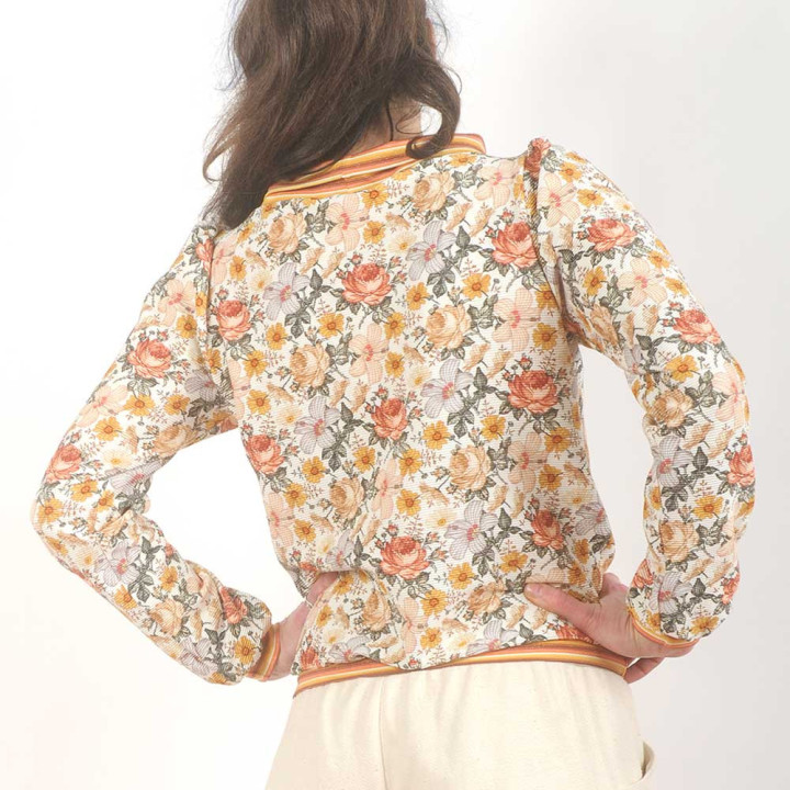 Pull court fleurs et rayures, tons orangés, col bateau, Fabrication française