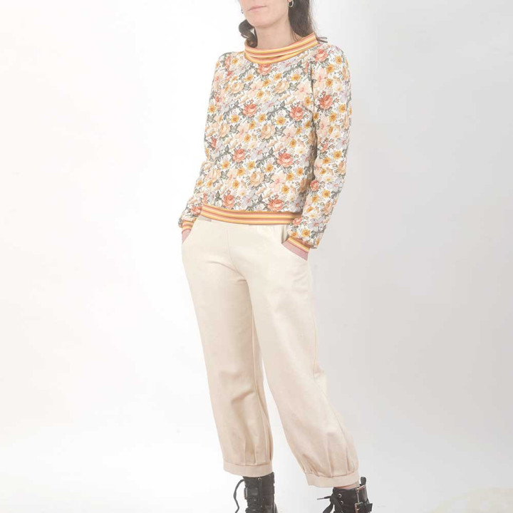 Pull court fleurs et rayures, tons orangés, col bateau, Fabrication française