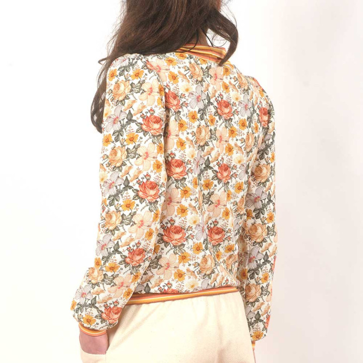 Pull court fleurs et rayures, tons orangés, col bateau, Fabrication française